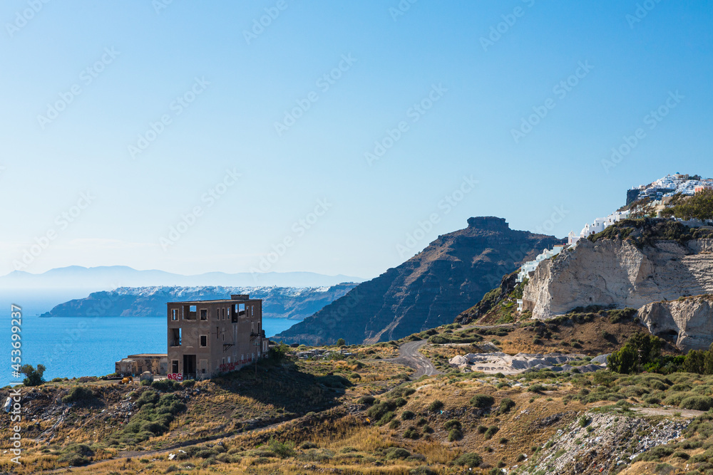 ギリシャ　サントリーニ島のピルゴス村の手前にある家と後ろに広がるエーゲ海