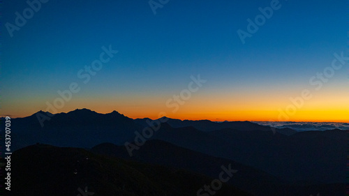 乗鞍岳　日の出前　穂高連峰の稜線 © Yuuki Kobayashi