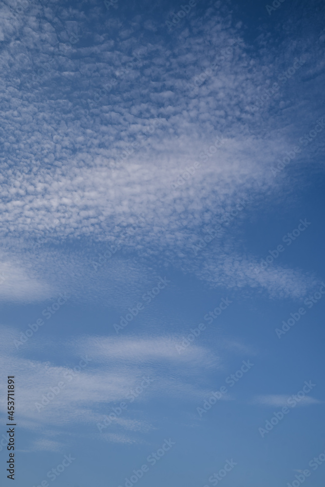 Obraz premium Natural background with blue sky and white clouds.