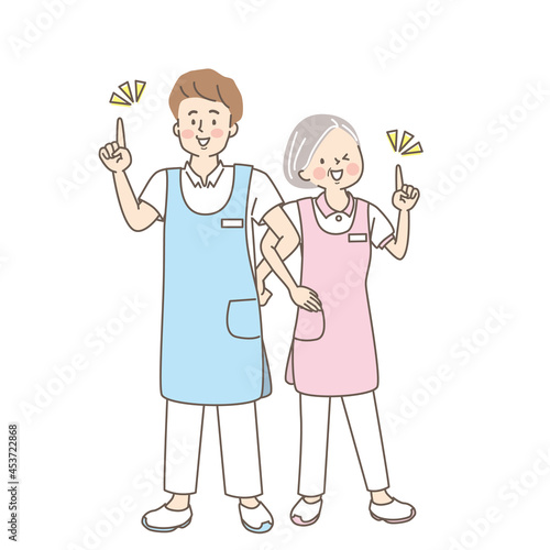 腕を組んで笑顔の医療従事者