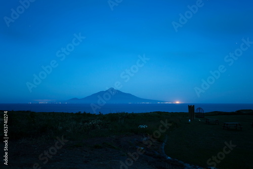 礼文島からの夜景に利尻富士が見える