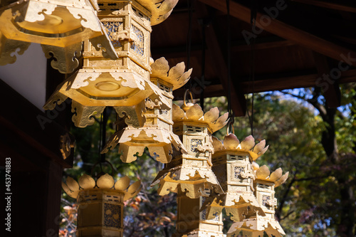 京都　下鴨神社内、金色のつるし灯籠　 © pepmint