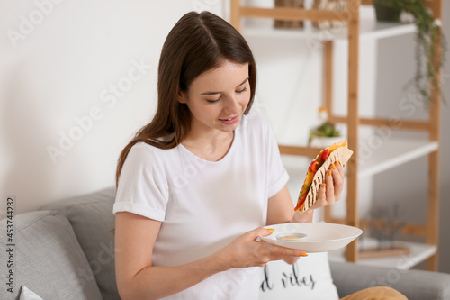 Beautiful young woman eatin...