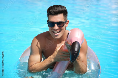 Young man with inflatable r...