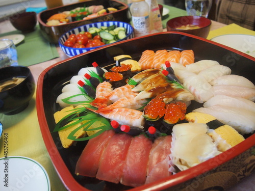 出前で注文した寿司を囲む食卓の風景