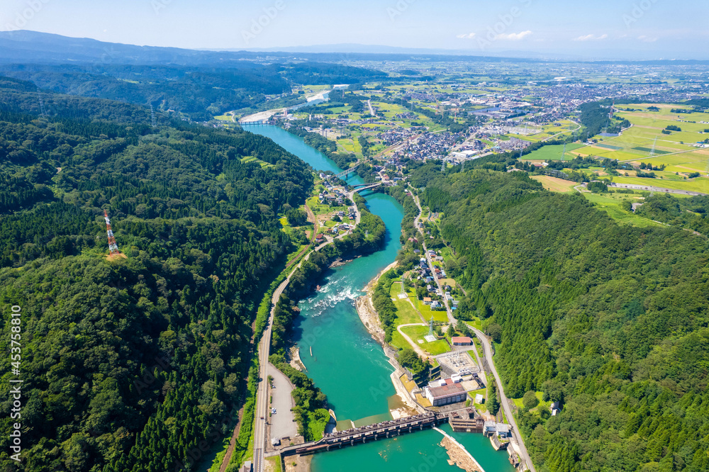 Fototapeta premium 富山県富山市の猿倉山、御前山、小佐波御前山周辺の自然をドローンで撮影した風景 Scenery taken by drone of nature around Sarukura-yama, Gozen-yama and Ozanami-Gozen-yama in Toyama City, Toyama Prefecture.