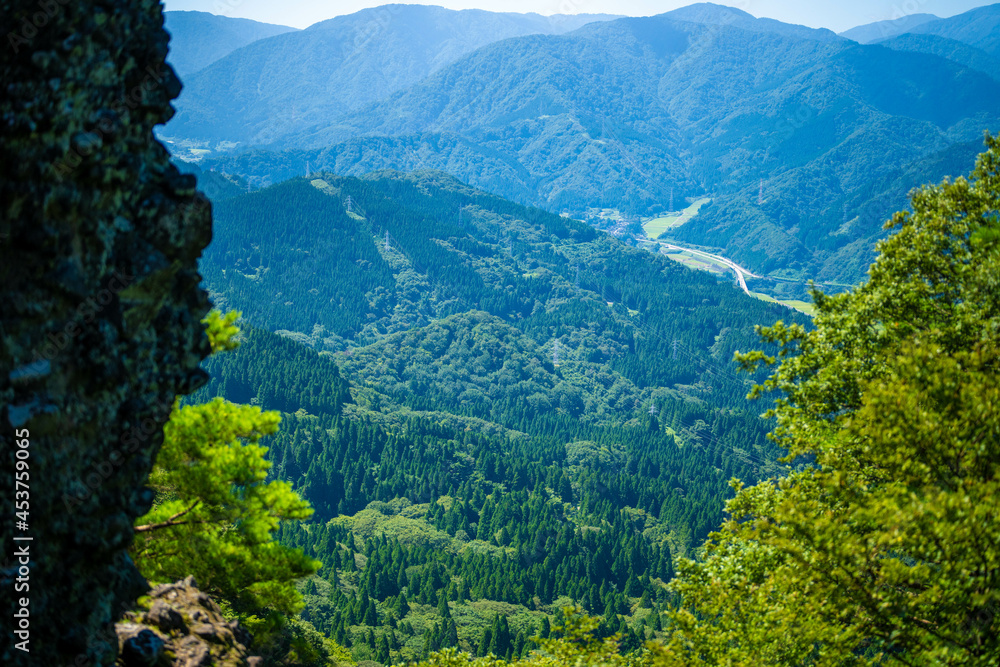 Fototapeta premium 富山県富山市の猿倉山、御前山、小佐波御前山を登山する風景 Scenery of climbing Sarukura Mountain, Gozen Mountain, and Ozanami Gozen Mountain in Toyama City, Toyama Prefecture. 