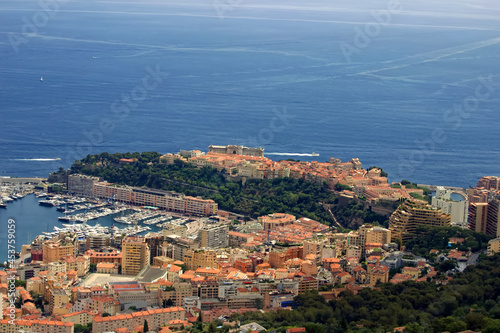 Vu sur la principauté de Monaco depuis le village de La Turbie. c'est une commune française du département des Alpes-Maritimes, en région Provence-Alpes-Côte d'Azur. Elle est surtout connue pour le Tr
