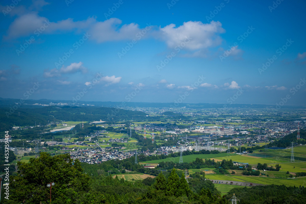 Naklejka premium 富山県富山市の猿倉山、御前山、小佐波御前山を登山する風景 Scenery of climbing Sarukura Mountain, Gozen Mountain, and Ozanami Gozen Mountain in Toyama City, Toyama Prefecture. 