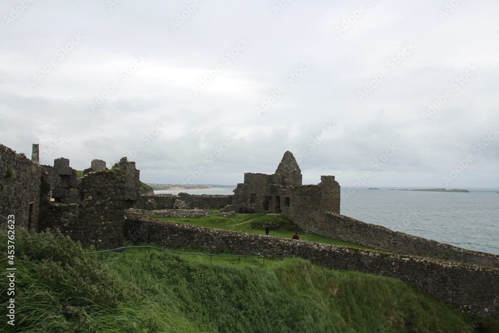 Castillo de Dunluce, Irlanda. Bonito castillo en ruinas de la costa irlandesa.