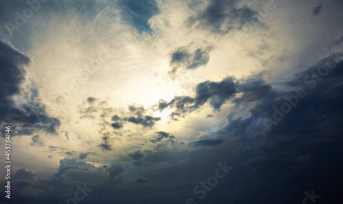 Fototapeta Naklejka Na Ścianę i Meble -  słońce za chmurami, jesienne niebo i chmury