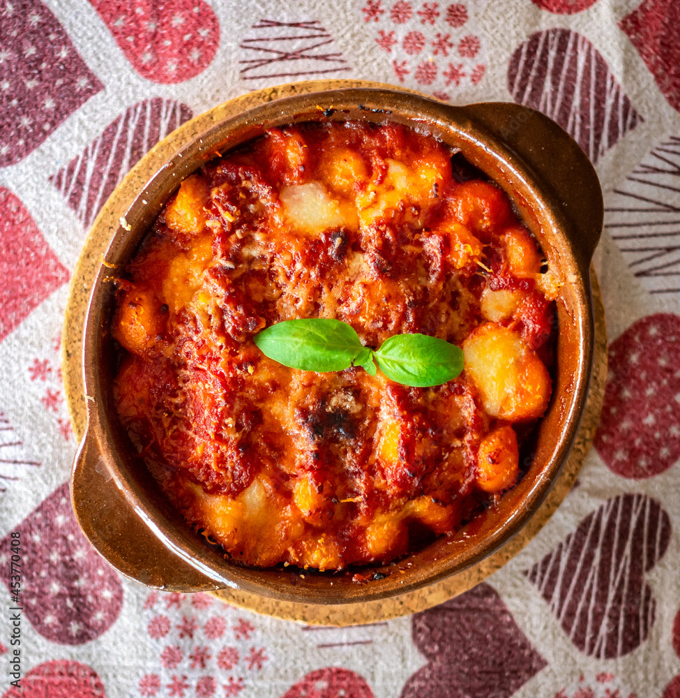 Φωτογραφία Gnocchi alla Sorrentina, Italian Potato Dumplings in Tomato Sauce, Gratinated With Mozzarella Cheese in a Terracotta Dish