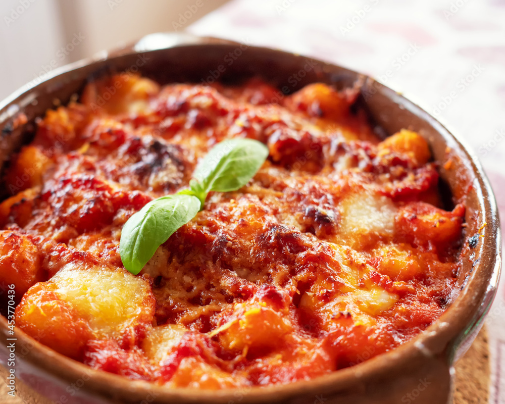Φωτογραφία Gnocchi alla Sorrentina, Italian Potato Dumplings in Tomato Sauce, Gratinated With Mozzarella Cheese in a Terracotta Dish