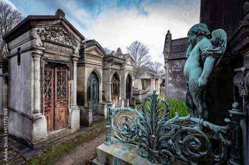 Fototapeta Monumental Historic Tombs and Ancient Funeral Sculptures at Père Lachaise Cemete