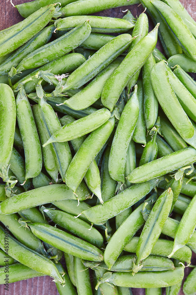 Fototapeta premium fresh green peas on wooden surface