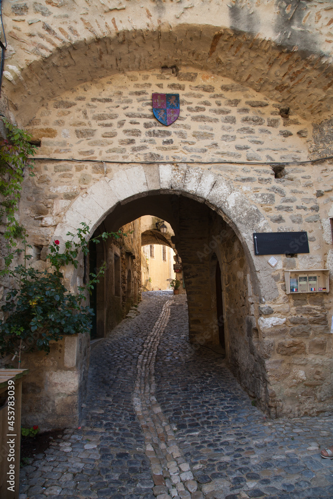 Fototapeta Ruelle couverte dans le vieux village de Saint-Montan en Ardèche méridionale