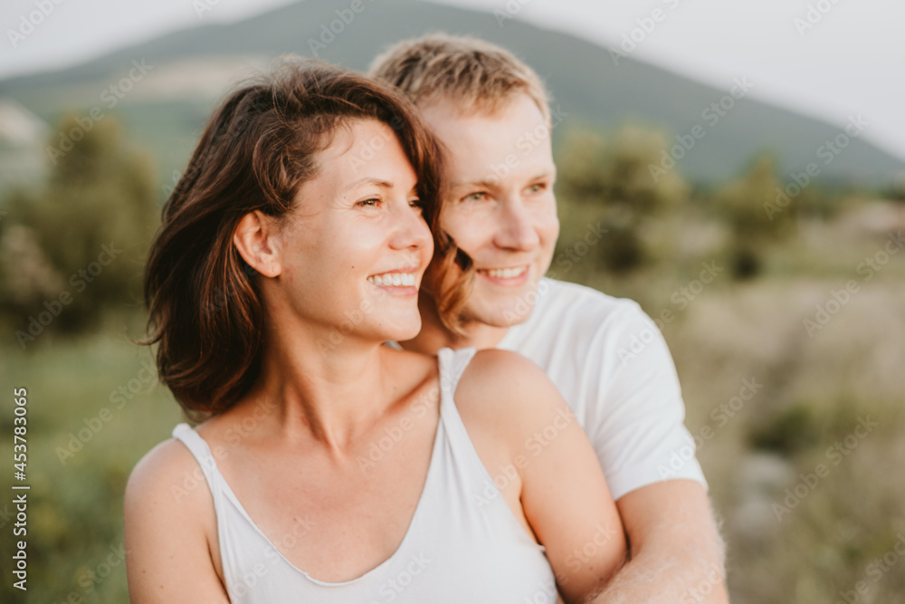 Obraz premium Happy couple enjoying together on nature