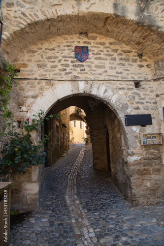 Ruelle couverte dans le vieux village de Saint-Montan en Ardèche méridionale
