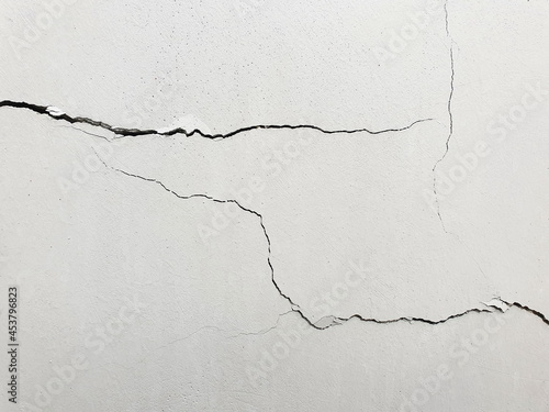 The cracks in the gray cement wall were visible as long fissures. This may be due to the mismatch of mortar according to construction principles or the rapid subsidence of the ground. (may collapse) 