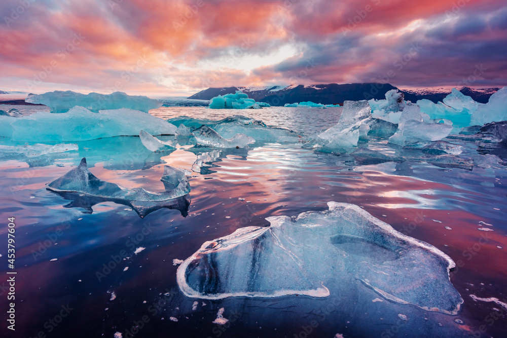 Icebergs in Jokulsarlon glacial lagoon - obrazy, fototapety, plakaty 