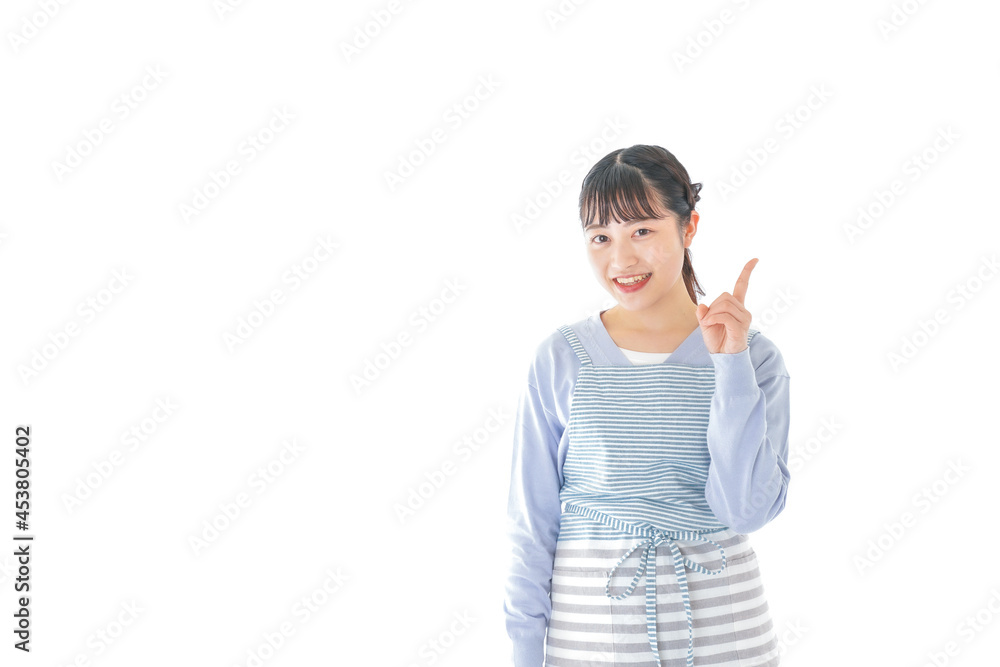 笑顔で指差す若い主婦 笑顔で指差す若い主婦
