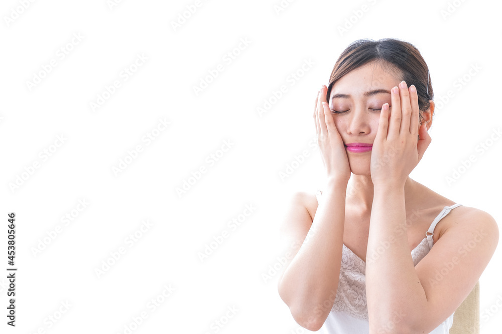 スキンケアをする若い女性 スキンケアをする若い女性