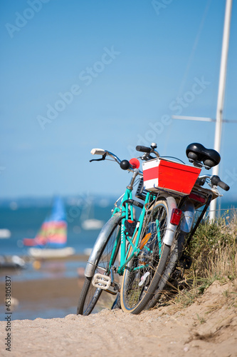 Vélo en bord de mer laissé à l'entrée d'une plage