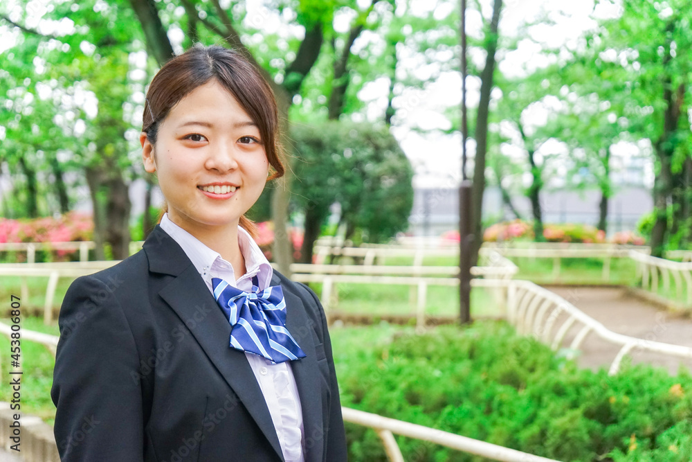 笑顔の制服姿の学生 笑顔の制服姿の学生