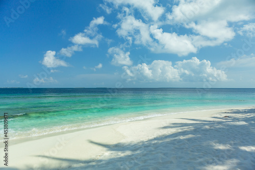 Fototapeta Naklejka Na Ścianę i Meble -  Maldives beach clear sand and sea water with blue sky