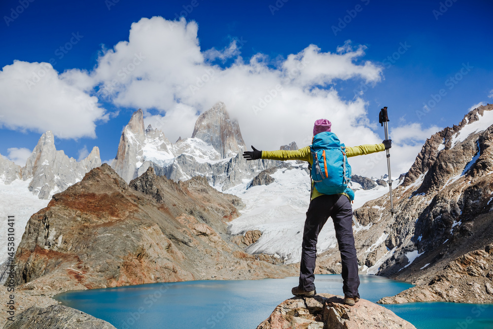 Φωτογραφία Advanture traveler enjoy the view of Fitz Roy Mountain, Patagonia, Argentina