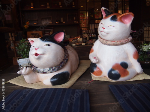 2体の猫のオブジェ