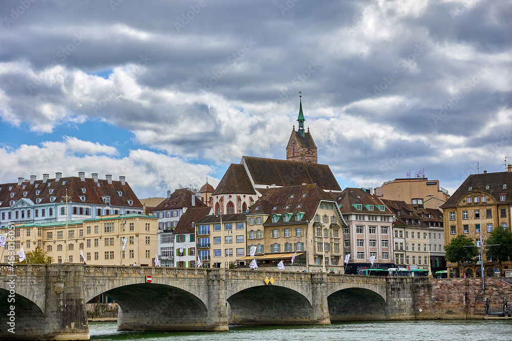 Basel, Schweiz -Stadtpanorama mit Wolkenstimmung