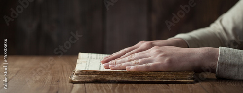 Foto Woman hands praying with a bible