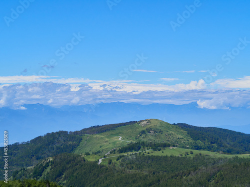 8月下旬（夏） 美ヶ原高原の王ヶ頭付近から武石峰・北アルプスを望む 長野県