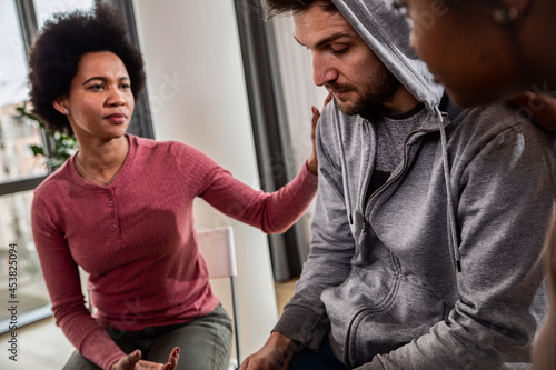 Foto Diverse group of people sitting in circle in group therapy session