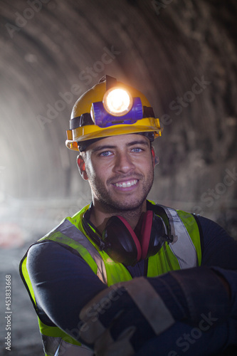 Worker standing in tunnel © KOTO