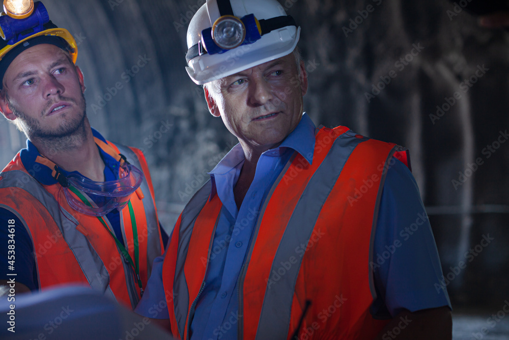 Obraz premium Worker using laptop in tunnel