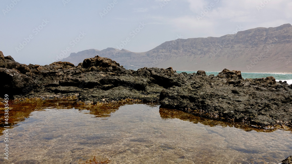 Küstenlandschaft mit Fels und Strand am Meer, Kanarische Inseln Küstenlandschaft mit Fels und Strand am Meer, Kanarische Inseln