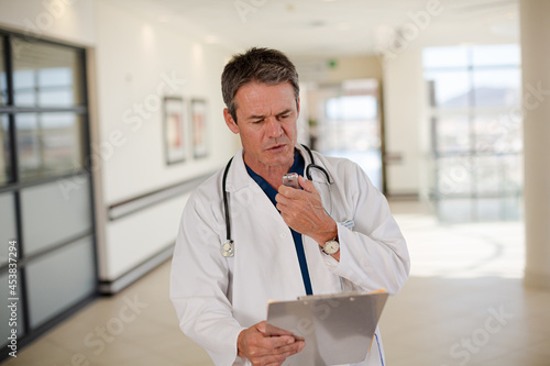 Billede på lærred Doctor talking into dictaphone