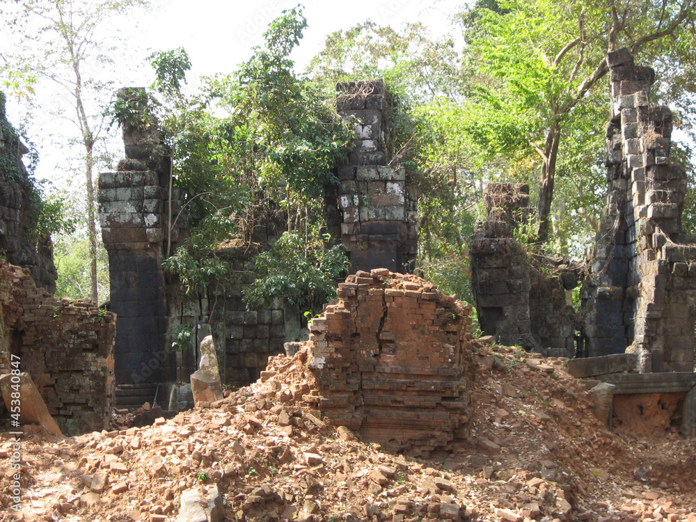 カンボジア、コーケー遺跡群の一つ。
 One of the Koh Ker archaeological site, Cambodia.