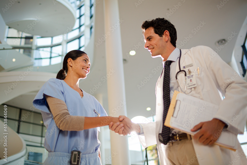 Obraz premium Doctor and nurse handshaking in hospital