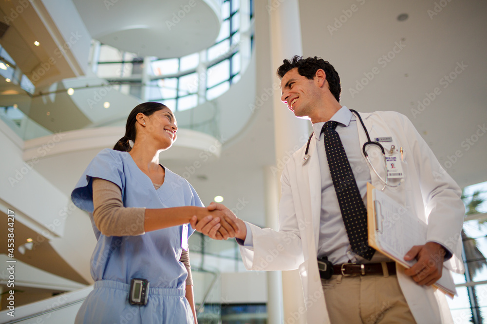 Obraz premium Doctor and nurse handshaking in hospital