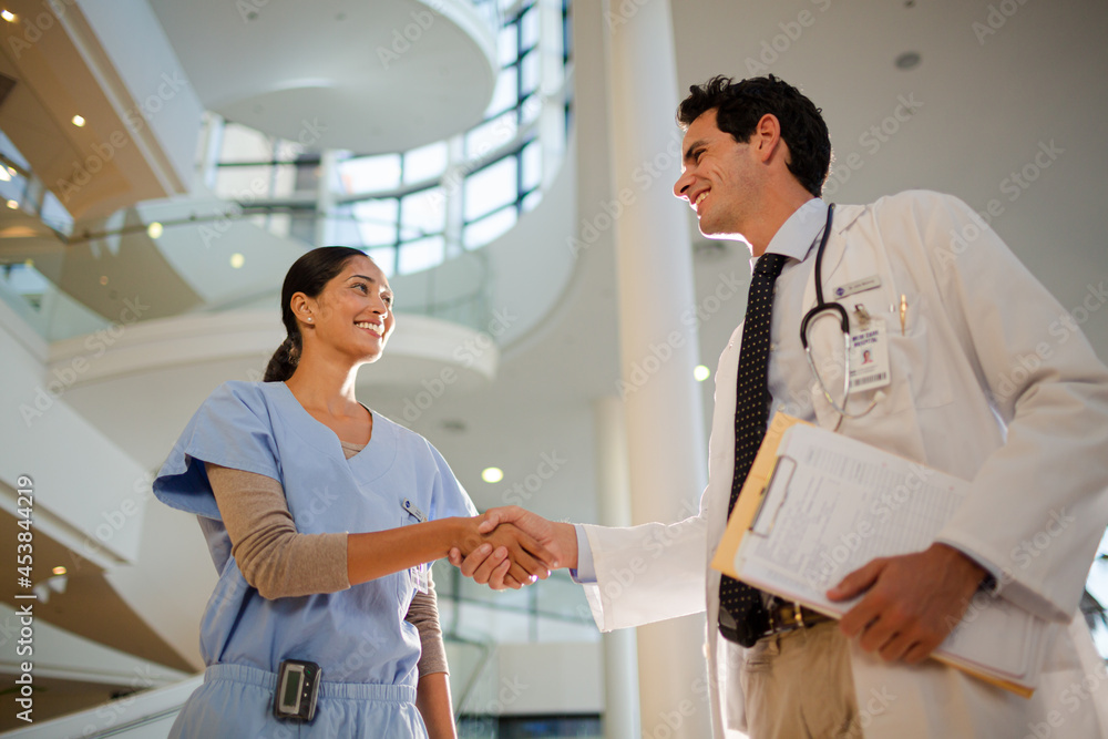 Obraz premium Doctor and nurse handshaking in hospital