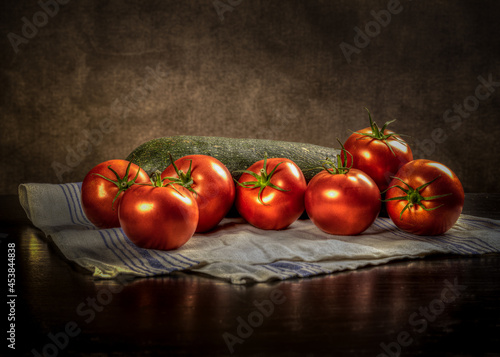 martwa natura z warzywami, pomidory i cukinia na brązowym tle