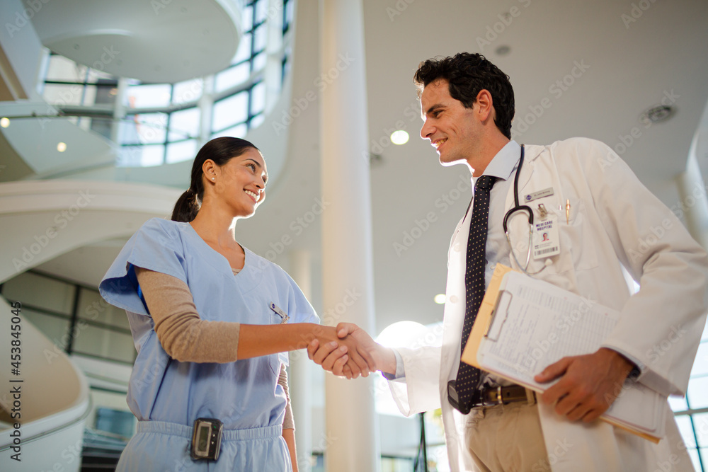 Obraz premium Doctor and nurse handshaking in hospital