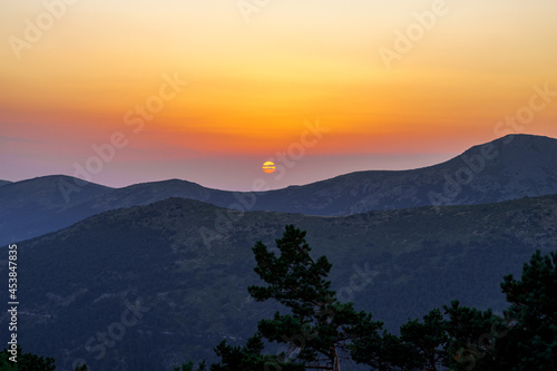 Hora dorada al caer el sol en la Sierra de Guadarrama