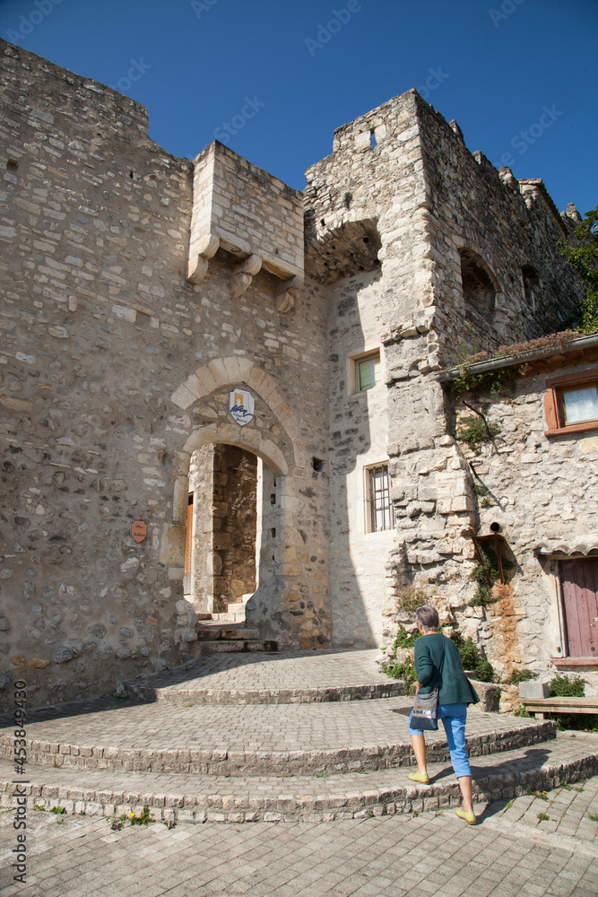 Touriste visitant le vieux village médiéval de Rochemaure dans l'Ardèche