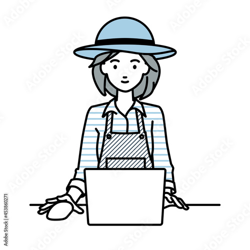 デスクで座ってPCを使っている農家の女性