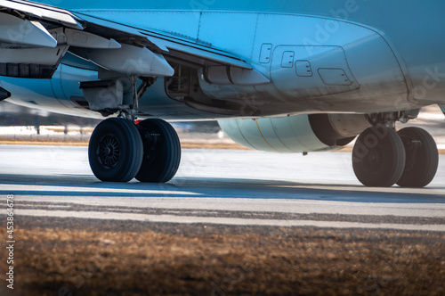 Fototapeta Naklejka Na Ścianę i Meble -  airplane taxing on the runway.