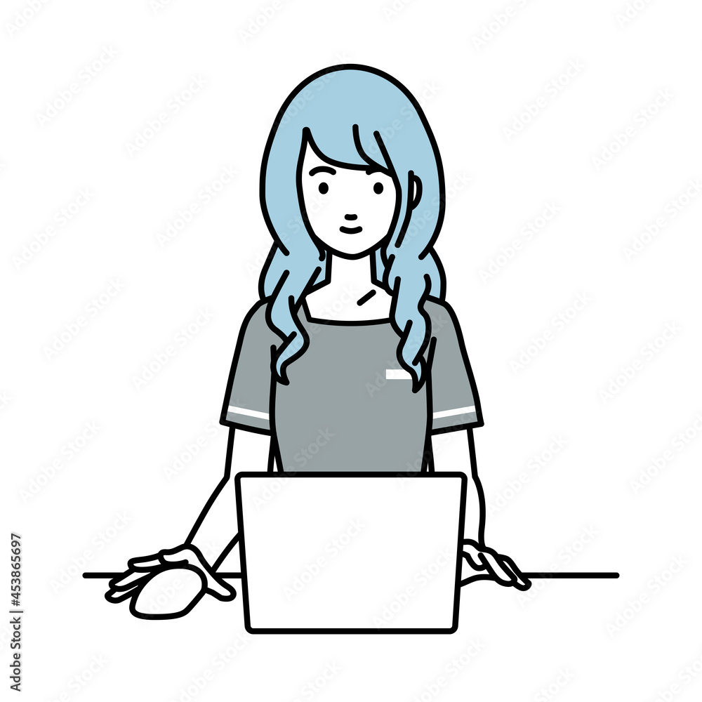 デスクで座ってPCを使っているエステ店員の女性